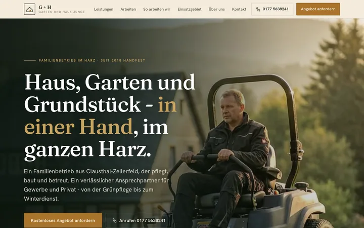 Die von uns gebaute Seite hausundgarten-pflege.de, Garten- und Hausservice in Clausthal-Zellerfeld, am Rechner.